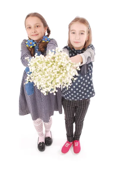 Portret van een gelukkig vrij twee meisjes houdt een bloem van een lelietje-van-dalen. — Stockfoto