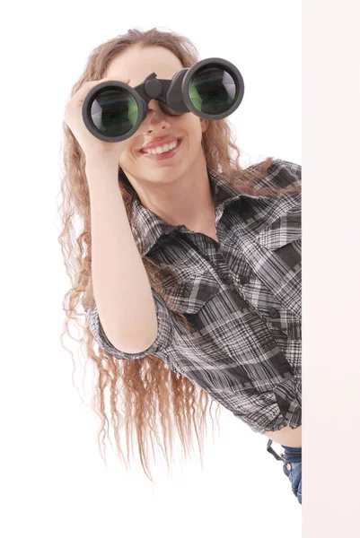 Atractiva joven sonriente con prismáticos — Foto de Stock