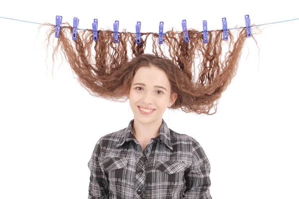 Chica secándose el pelo en una cuerda . —  Fotos de Stock