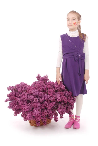 Muchacha atractiva de pie junto a la lila — Foto de Stock