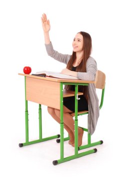 Genç liseli kız el yükselterek soru sormak