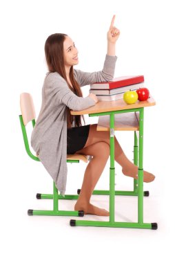 Genç liseli kız el yükselterek soru sormak