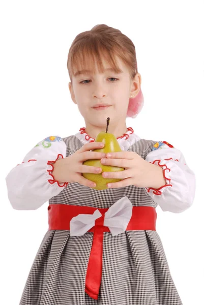 Chica sosteniendo pera fresca — Foto de Stock