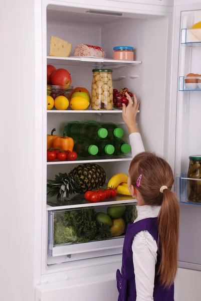 건강 식품 냉장고 근처 아름 다운 여자. — 스톡 사진