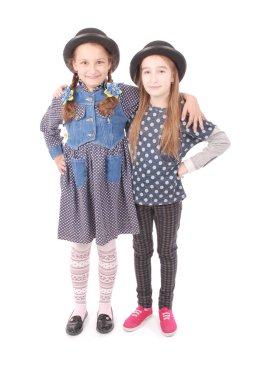 Portre iki küçük kız gülümseyerek