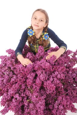 Lila ile beyaz katta oturan el çekici kız