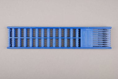 Bir yeşil saç extender durur