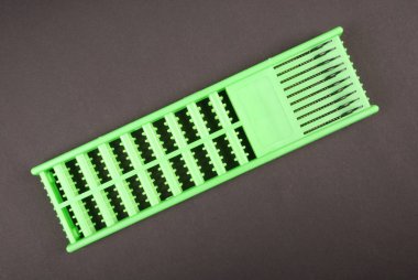 Bir yeşil saç extender durur