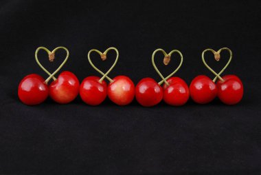 Tatlı kiraz meyve şekilli kalp ile çifti kök