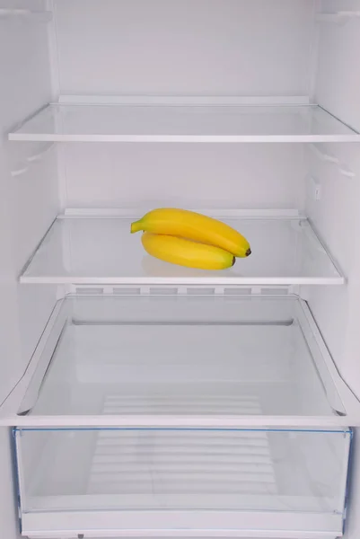 Bananas dentro no refrigerador limpo vazio — Fotografia de Stock