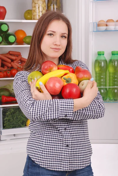 Bella ragazza vicino al frigorifero con cibo sano . — Foto Stock