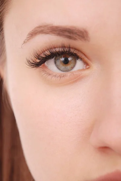 Hermoso ojo de mujer con pestañas largas. Captura de estudio — Foto de Stock