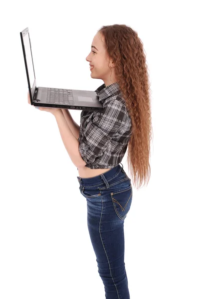 年轻女孩站和使用一台笔记本电脑 — 图库照片