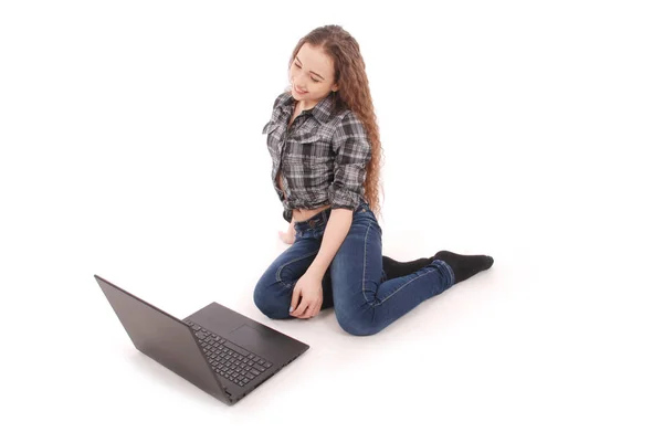 年轻的女孩坐在和使用一台笔记本电脑 — 图库照片