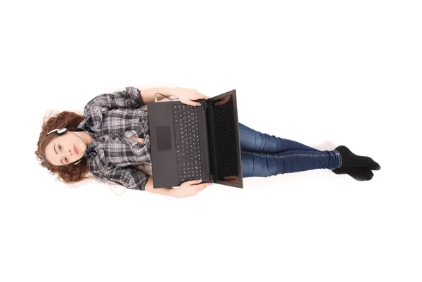 Chica joven acostada y usando un ordenador portátil — Foto de Stock