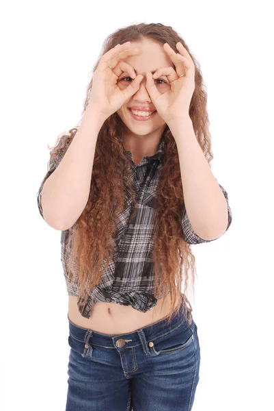 Retrato de una chica joven y divertida mirando la cámara a través de los dedos —  Fotos de Stock