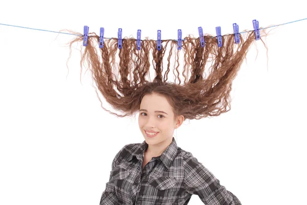 Dziewczyna susząca włosy na linie. — Zdjęcie stockowe