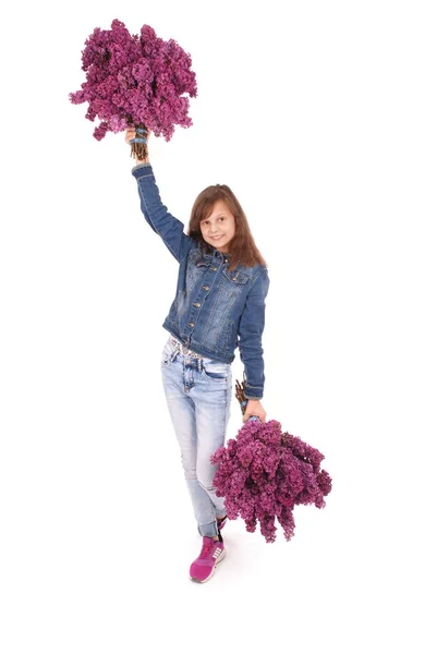 Adolescente de pie con lila en ambas manos . — Foto de Stock
