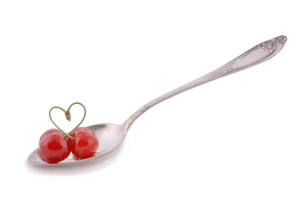 Par av sweet cherry frukter med hjärtformade stam på sked — Stockfoto