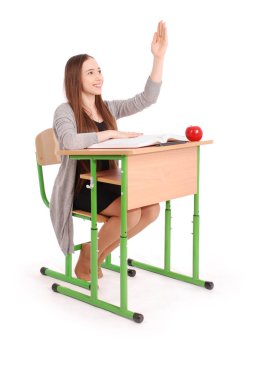 Genç liseli kız el yükselterek soru sormak