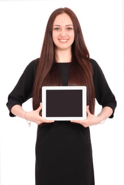 Genç kız tablet bilgisayar tutar