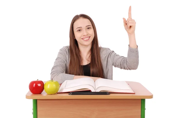 Adolescente escolar chica levantando la mano para hacer una pregunta — Foto de Stock