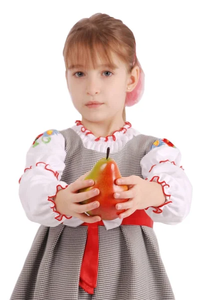 Дівчина тримає свіжу грушу — стокове фото