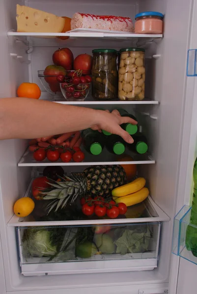냉장고에서 음식을 따기 남자 손 — 스톡 사진