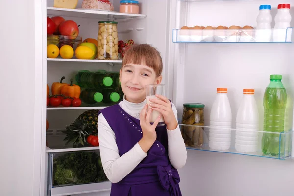 Beautiful  girl near the Fridge with healthy food. — Stock Photo, Image