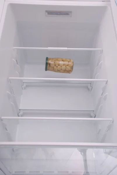 Nakládané houby uvnitř prázdné čisté chladničky — Stock fotografie