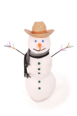 Eşarp ve kovboy şapkası ile beyaz kardan adam. 