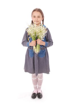 Mutlu bir güzel kız portresi bir lily vadi çiçek tutan. 