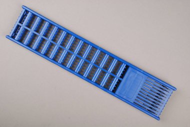 Bir yeşil saç extender durur