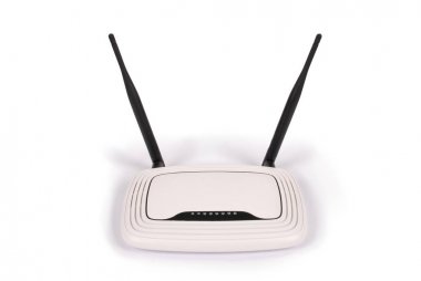Beyaz Wi-Fi router ile iki anten (kırpma yolu)