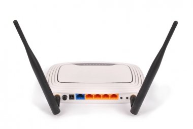 Beyaz Wi-Fi router ile iki anten (kırpma yolu)