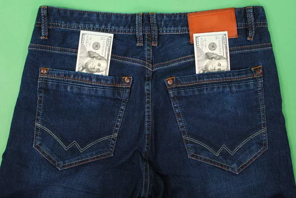 Bargeld, Geld steckt in der Tasche der Blue Jeans. — Stockfoto