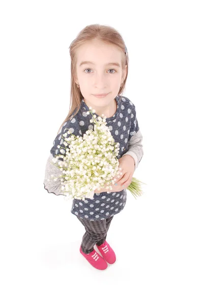 Retrato de uma menina bonita feliz segura uma flor de um lírio do vale . — Fotografia de Stock