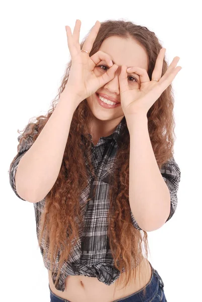 Портрет смішної молодої дівчини, яка дивиться на камеру через пальці — стокове фото