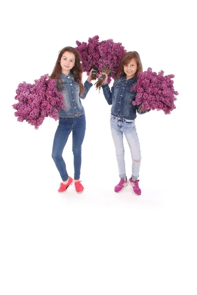 ライラックの手の中に立っている二人の女の子 10 代 — ストック写真