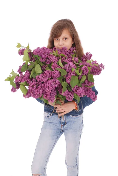 Chica adolescente de pie con lila en las manos — Foto de Stock