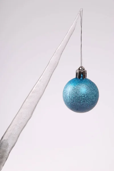 Ijspegel met een kerstboom-speelgoed — Stockfoto