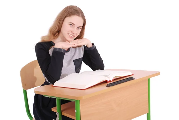 Szkoła dziewczyna siedzi przy biurku — Zdjęcie stockowe