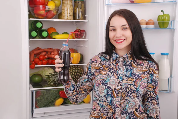 Genç kız holding cola