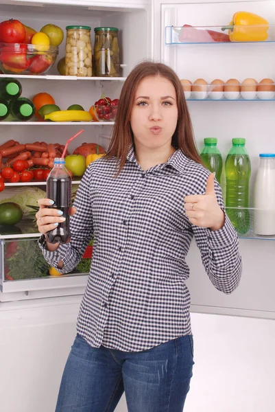 Genç kız holding cola