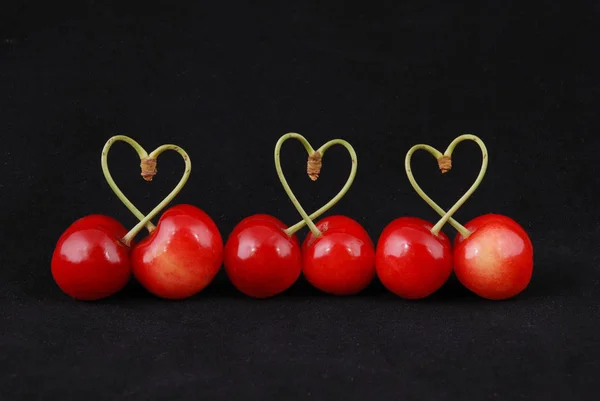 Par de frutas de cereja doce com caule em forma de coração — Fotografia de Stock