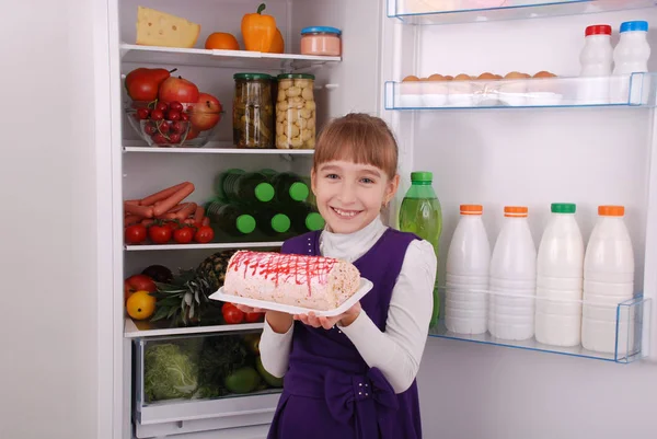 Hermosa chica cerca del refrigerador con comida saludable . — Foto de Stock