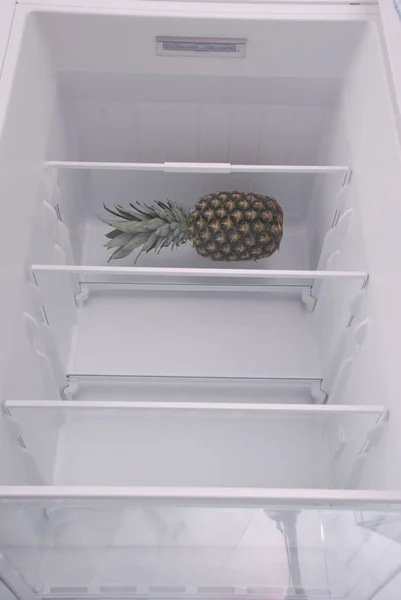 Ananas uvnitř prázdné čisté chladničky — Stock fotografie