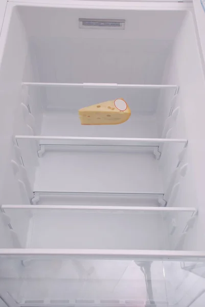 Een kaas in open lege koelkast. — Stockfoto