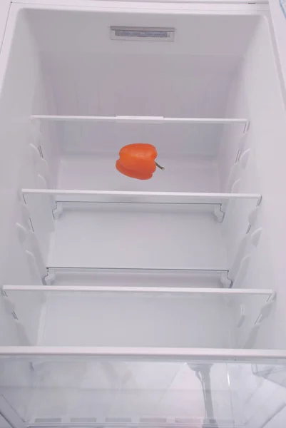 Un pimiento en refrigerador vacío abierto . —  Fotos de Stock