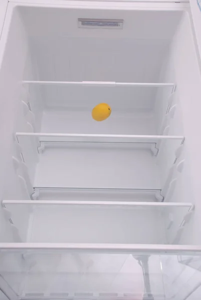 Un limone in frigorifero vuoto aperto . — Foto Stock